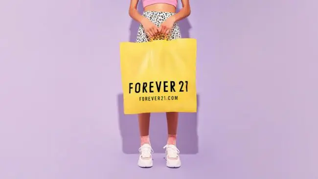 Woman holding a Forever 21 bag