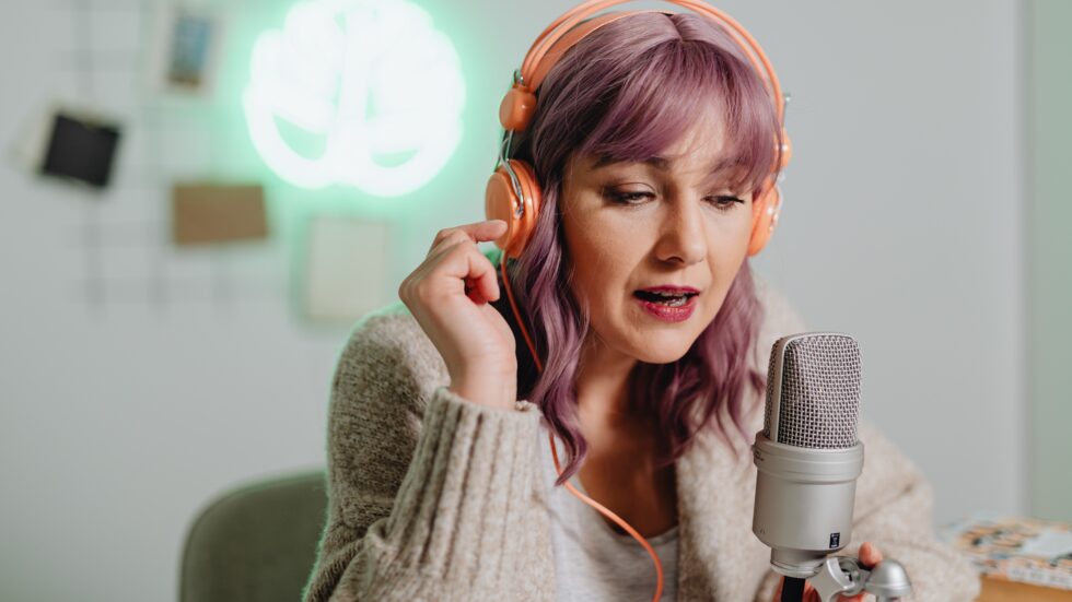 influencer with pink hair on microphone